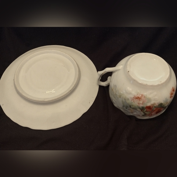 Vintage Unmarked Porcelain Floral Tea Cup and Saucer - Picture 5 of 8